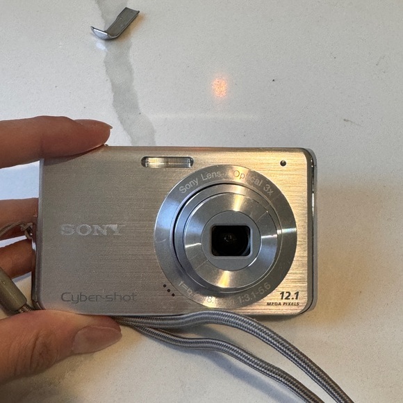 Sony Cyber-Shot DSC-W190 Compact Digital Camera - Picture 2 of 7